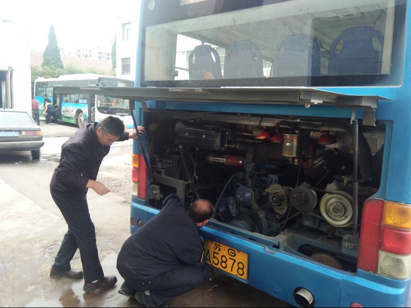 公交集團海通公交公司積極做好車(chē)輛換季維護保養工作